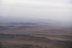 飛行機から見たモンゴル高原。まだ草が全然生えていないのがわかる　