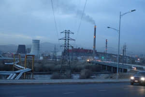チンギス・ハーン空港からウランバートル市街へ　火力発電所の煙突が煙を吐いている