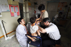 Shargaljuut温泉病院 検診中に停電になっても検診を続ける田村先生、大田先生、増川看護師。