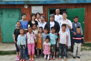 Shargaljuut温泉病院前で受診に訪れた子どもたちと一緒