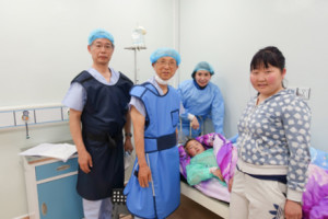 患者を囲む母親とバヤルマー医師、羽根田医師（右から）