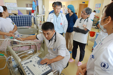 母子センターのNICUで、新生児を診る日本の医師ら