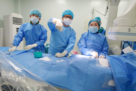 日本医師とモンゴル医師（右）が一緒にカテーテル手術を行う
