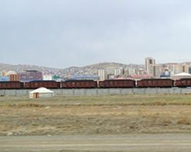 石炭を積んだ貨車の長い列車