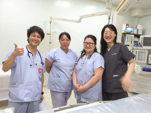左端は伊藤医師、右端は愛媛大学の藤井医師、中央のお二人は現地病院医師