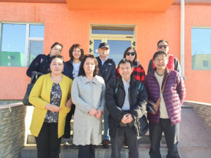 モンゴルの西の端の県Khovd（ホブド）県の中央病院前にて。日本から参加のスタッフと現地から参加のスタッフ集合