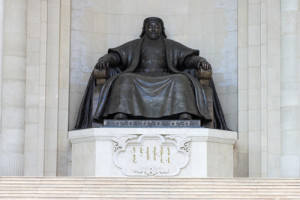 国会議事堂正面のチンギスハーン像