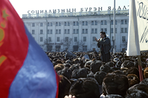 1990年、民主化を求めて集会を行う市民