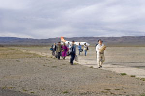 2009年ゴビアルタイ県地方検診で飛行場に降り立つチーム一同