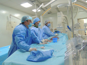 片岡功一先生（左）と共に心カテーテル手術を行っているモンゴルの医師たち