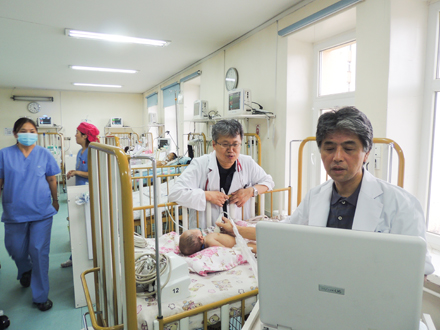 モンゴル国立母子保健センターで心エコー検診を行う杉山央先生
