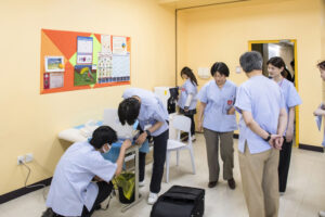日馬富士学園で検診の準備