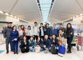 ウラバートルの空港での集合写真