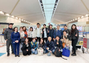 ウラバートルの空港での集合写真